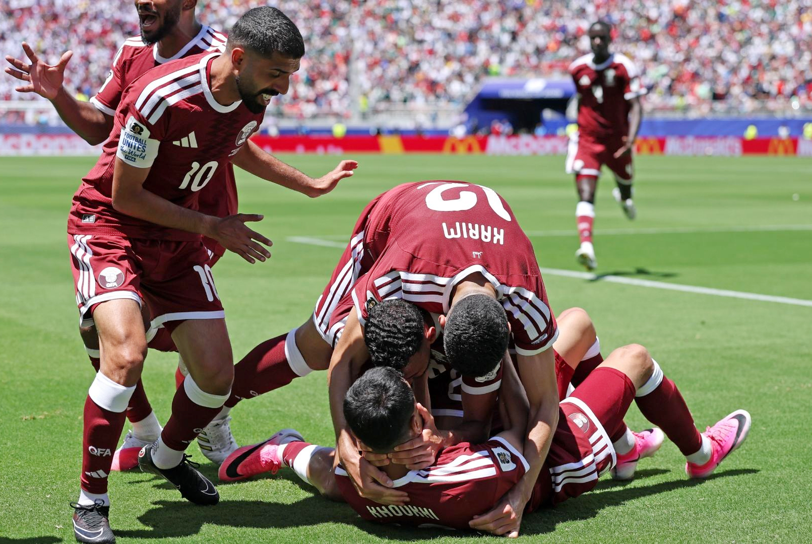 Cầm hòa Thụy Sĩ, Qatar có điểm số đầu tiên ở World Cup: Những thống kê thú vị sau trận đấu
